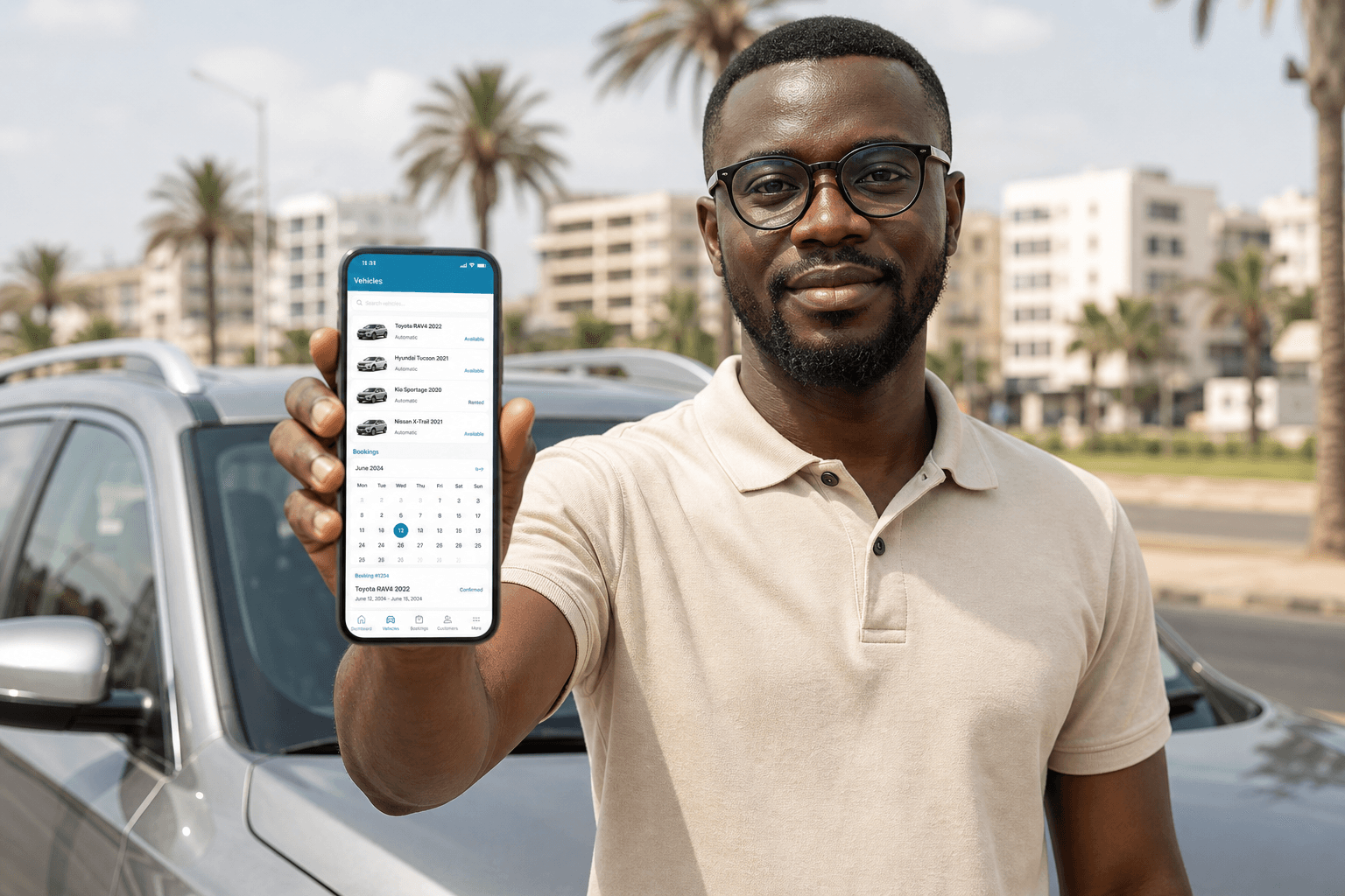 Loueur devant son véhicule, montrant l’application KoraCar sur son téléphone